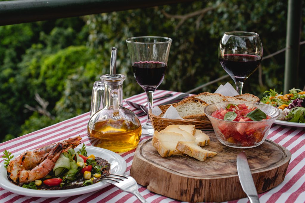 tabua de queijo com vinho